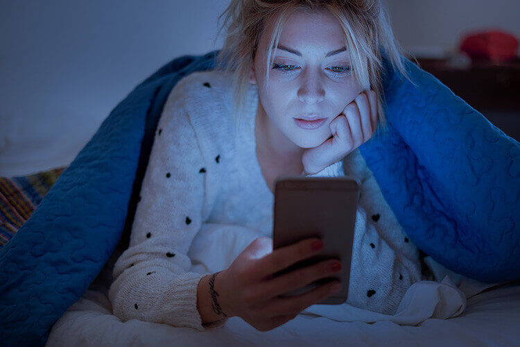 Quels sont les dangers des écrans et de leur lumière bleue ? - Heyme